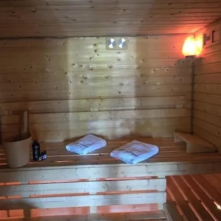 Large Home, Salt Cave, Jacuzzi, Sauna בית נופש